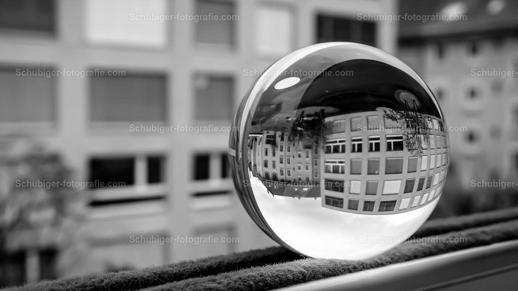 verkehrte Welt | Glaskugel Spiegelung der Überbauung - Realisiert mit Pictrs.com