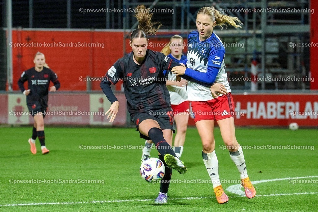 xsscx05112501018 | 05.11.2025, xsscx, Frauen Fuﬂball, Bayer 04 Leverkusen - Hamburger SV, Saison 2025 2026: Valentina Maedl (Bayer 04 Leverkusen #17) im Zweikampf gegen Nina Raecke (Hamburger SV #39) DFB regulations prohibit any use of photographs as image sequences and or quasi-video.