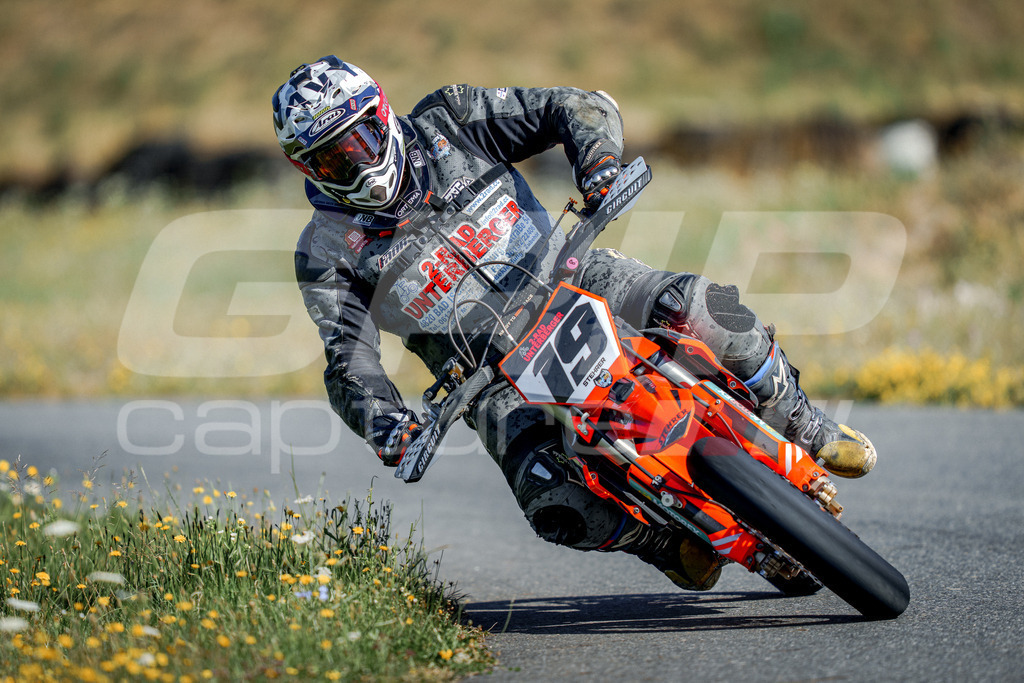 SuperMoto_Staatsmeisterschaft_Fuglau-148 | GRIPcapture steht für authentische Sportfotografie in Österreich – für Momente, die mehr sind als Geschwindigkeit oder Ergebnis. Es geht um Emotion, Spannung, Fokus und den Augenblick, der oft nur einen Wimpernschlag dauert.Ob Motorsport, Teamsport oder 