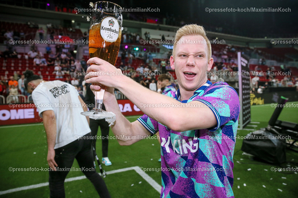 DueBL08042403013 | 08.04.2024, Düsseldorf, Fußball, Baller League, PSD Bank Dome, Final Four, Finale Calcio Berlin - Streets United: Streets United wird Baller League Champion. Sascha Bigalke (Streets United, #21) gibt Trainer Yunus Kocak (Streets United, #6) eine Bierdusche