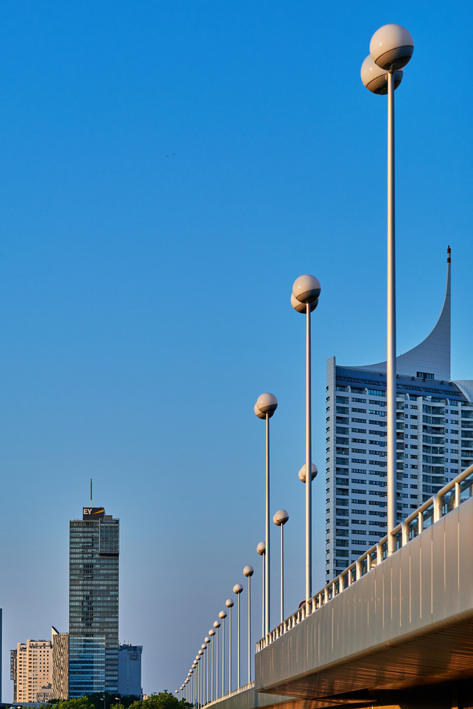 Blick auf die Donau City im Abendlicht | Wien, Austria - June 07, 2019: Blick auf die Donau City im Abendlicht, im Vordergrund die Reichsbrücke. - Realisiert mit Pictrs.com