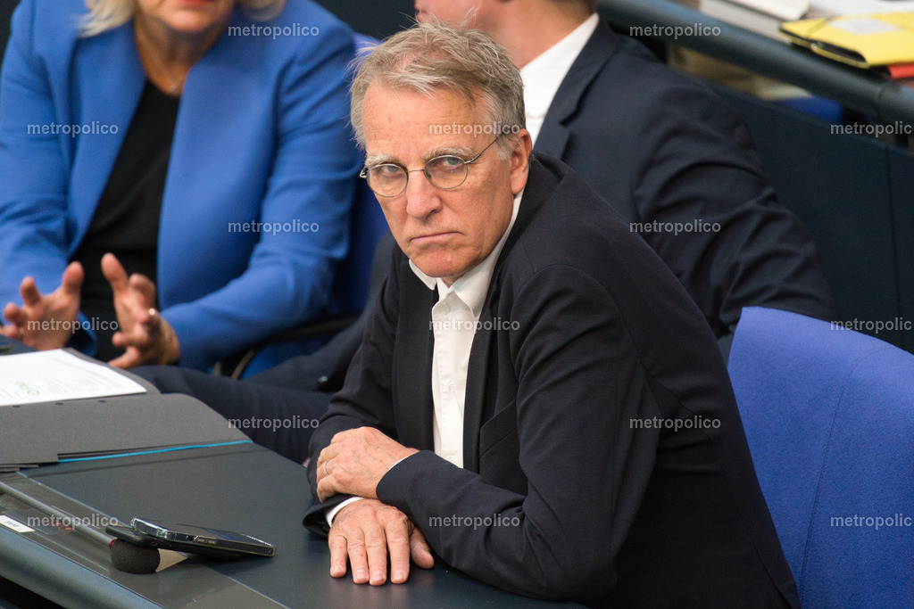 Stefan Wenzel | Metropolico