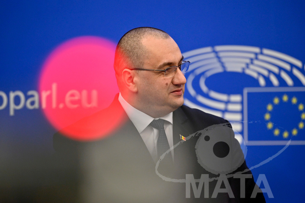 _DWI0017 | Politiker Cristian Terhes bei einer Pressekonferenz zum Thema ' Alarmierende Statistiken zu den Folgen des COVID-Lockdowns' im Europäischen Parlament. Straßburg, 18.01.2023 - Realisiert mit Pictrs.com