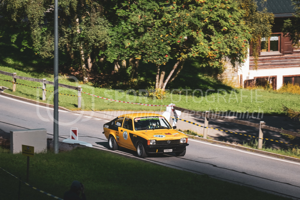 21. Arosa ClassicCar 2025 - 6. =September= 2025 | Urs Muzzarelli aus Grüsch (SUI) in einem Opel Kadett CGTE/ aus dem Jahre 1977 mit Startnummer 248 am Arosa ClassicCar 2025 in der Kategorie Classic Trophy..@arosaclassiccar, @arosa.official, #arosaclassiccar, #arosa, #76curves, #classiccarBild: Sportfotografie Markus Aeschimann | www.markus-aeschimann.ch - Realisiert mit Pictrs.com