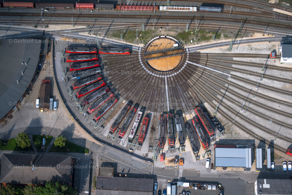 4047560 | NüRNBERG 21.08.2021 Gleisanlagen und Schienenstrecken am Rundschuppen ( auch Lokschuppen, Lokhalle oder Triebfahrzeughalle ) des Bahn- Betriebswerkes im Ortsteil Rangierbahnhof in Nürnberg im Bundesland Bayern, Deutschland. Weiterführende Informationen bei: DB Netz AG,  Deutsche Bahn AG. // Trackage and rail routes on the roundhouse - locomotive hall of the railway operations work in the district Rangierbahnhof in Nuremberg in the state Bavaria, Germany. Further information at: DB Netz AG,  Deutsche Bahn AG. Foto: Gerhard Launer