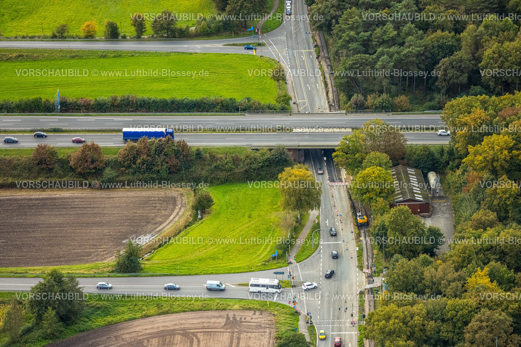 Huenxe241009742 | Luftbild, Straßenverkehr Weseler Straße mit Autobahn-Zubringer und Autobahnbrücke der Autobahn A3, rechts ein Park und Ride Parkplatz, Baustelle am Fußweg, Hünxe, Niederrhein, Nordrhein-Westfalen, Deutschland