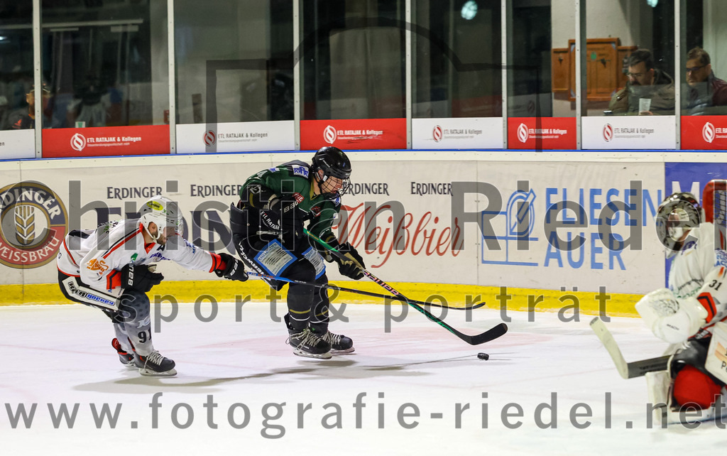 2022-11-04_064_Eishockey_TSV_Erding_gegen_TSV_Peissenberg | Erding, Deutschland, 04.11.2022:
Eishockey, Bayernliga 2022 / 2023, 10. Spieltag, TSV Erding gegen TSV Peißenberg, Endergebnis: 4:3

Dominik Ebentheuer (TSV Peissenberg, #91), Simon Franz (Erding Gladiators, #4), Torwart Korbinian Sertl (TSV Peissenberg, #31)

Foto: Christian Riedel / fotografie-riedel.net