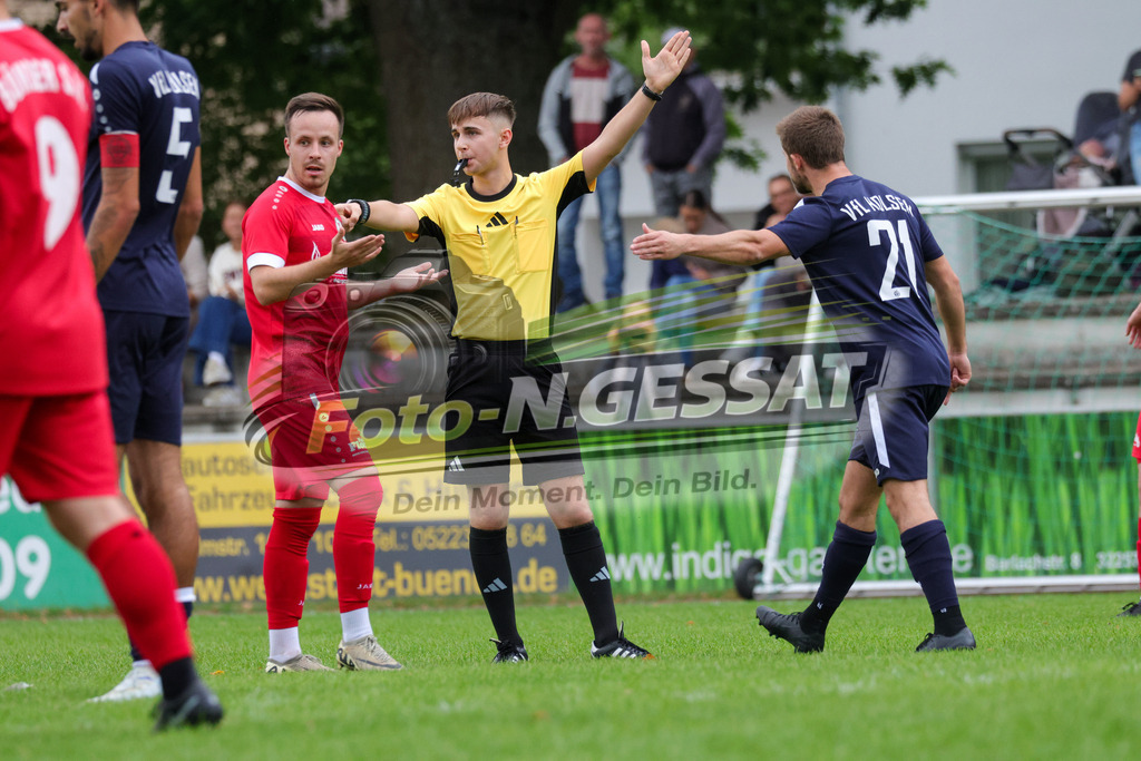 Bünder SV - VfL Holsen | Auf dem Bild zu sehen: rot Bünder SV: David Schultz ; blau VfL Holsen: Roman Adler ; Schiedsrichter: Nico Jendrysiak Bünder SV, VfL Holsen, Saison 26/27, Kreisliga A, Bünde, Deutschland - Realisiert mit Pictrs.com