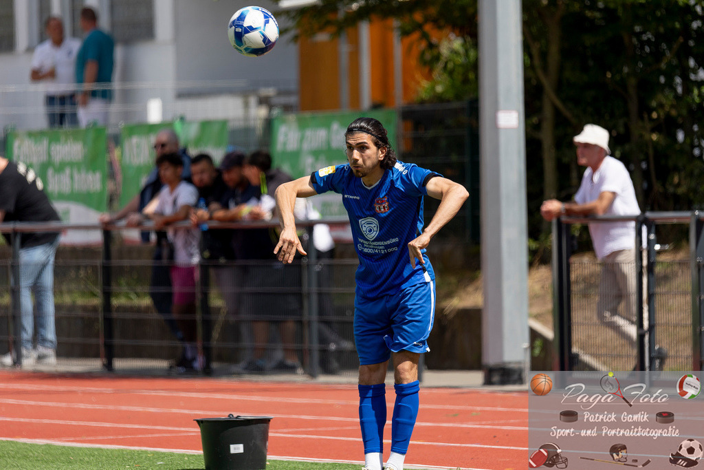 Testspiel: Spvgg. 03 Fechenheim - Türk Gücü Friedberg, 13.07.2024 | Abdul Baki Özisli (Türk Gücü Friedberg #30) beim Einwurf, Spvgg. 03 Fechenheim - Türk Gücü Friedberg, Frankfurt am Main, Sportanlage Birsteiner Straße, 13.7.2024 - Realisiert mit Pictrs.com