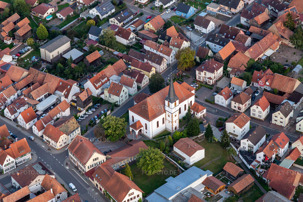 Luftbild: Kirche St. Wendelin in Hatzenbühl im Bundesland Rheinland-Pfalz in Deutschland. Foto: IMG_129404.jpg vom 12.09.2021 durch Werner Riehm/FLY-FOTO.de