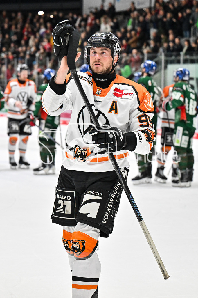 Augsburger Panther - Grizzlys Wolfsburg | AUGSBURG, GERMANY - 15. MARCH: die Spieler der Gäste bedanken sich bei den mitgereisten Fans aus Wolfsburg nach dem Match zwischen den Augsburger Panthern und den Grizzlys Wolfsburg am 52. Spieltag der Penny DEL im Curt Frenzel Stadion / Fabio PFOHL (Grizzlys Wolfsburg 95)