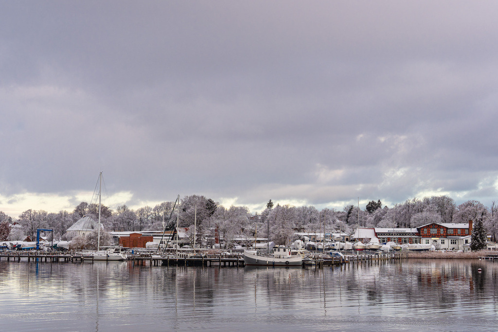 Blick vom Stadthafen über die Warnow auf Gehlsdorf in der Hansestadt Rostock im Winter | Blick vom Stadthafen über die Warnow auf Gehlsdorf in der Hansestadt Rostock im Winter.