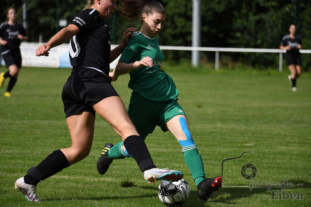 SG am Meer-TSV Abbehausen | Frauen Bezirksliga Nord; SG am Meer (schwarz)-TSV Abbehausen (grün) am 13.08.2023; in Gristede (), Photo: Philip Eiben 2023 - Realisiert mit Pictrs.com