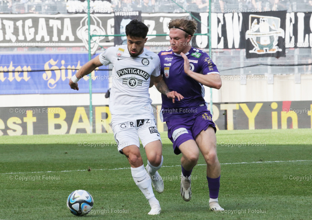 A_LUI_17032024_16 | SPORT,FUSSBALL, ADMIRAL BUNDESLIGA AUSTRIA KLAGENFURT-SK STURM GRAZ  17.03.2024 IM BILD: AARON SKY SCHWARZ (KLAGENFURT) UND JUSUF GAZIBEGOVIC  (STURM GRAZ) FOTO:FOTOLUI/MW