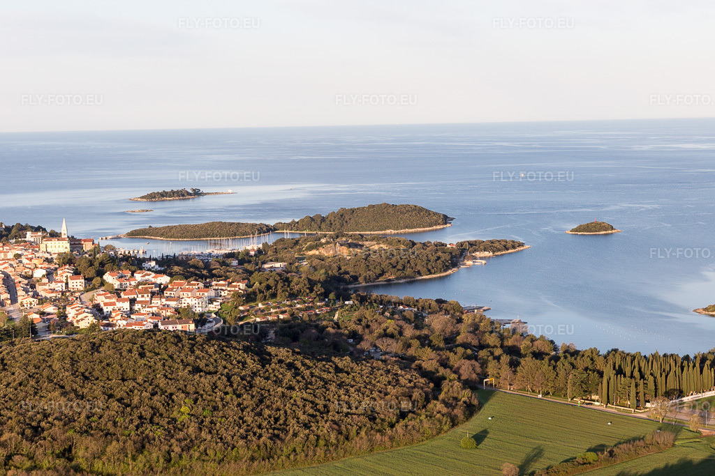 Vue aérienne: Vue de la ville à Stancija Valkanela dans le département Gespanschaft Istrien, Croatie. Photo: IMG_106226.jpg prise le 14/04/2018 par Werner Riehm/FLY-FOTO.eu – Résolution de l'original: 5472 x 3648 px