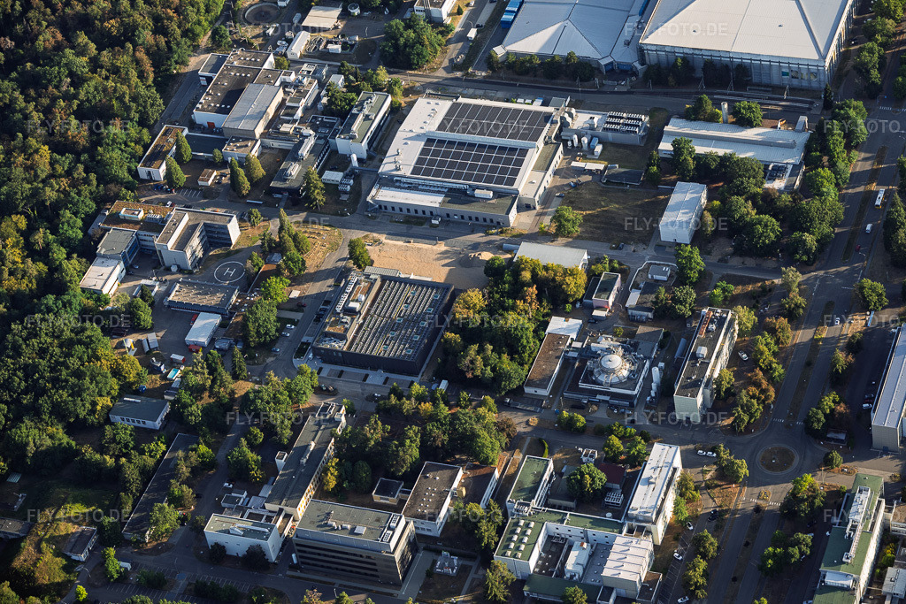 Luftbild: Karlsruhe Institut für Technologie - Campus Nord mit Institute of Meteorology and Climate Research - Atmospheric Aerosol Research (IMK-AAF) und Institut für Biologische und chemische systeme im Ortsteil Leopoldshafen in Eggenstein-Leopoldshafen im Bundesland Baden-Württemberg in Deutschland. – Foto: IMG_158401.jpg vom 06.08.2026 durch Werner Riehm/FLY-FOTO.de – Auflösung des Originals: 6000 x 4000 px – KIT - Karlsruher Institut für Technologie KIT – Campusplan