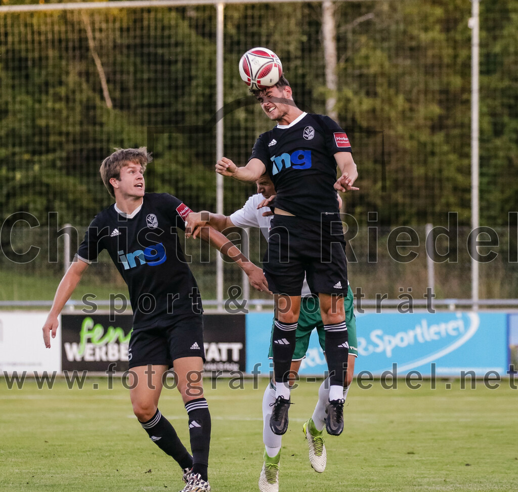 2023-08-18_041_FC_Schwaig_gegen_TSV_Kastl | Oberding, Deutschland, 18.08.2023:
Fußball, Landesliga Südost 2023 / 2024, 7. Spieltag, FC Schwaig gegen TSV Kastl, Endergebnis: 2:2

Michael Renner (TSV Kastl, #25), Benjamin Held (FC Schwaig, #17), Raphael Kamhuber (TSV Kastl, #5)

Foto: Christian Riedel / fotografie-riedel.net