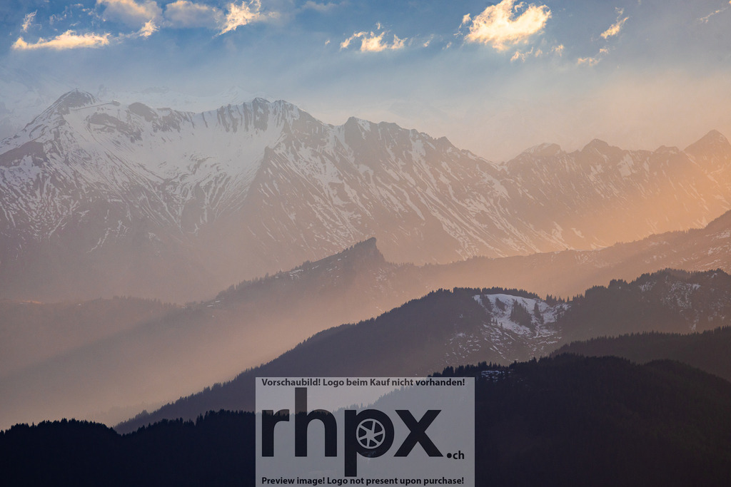 Goldene Bergsilhouetten | Licht. Tiefe. Geborgenheit.
Sanfte Goldtöne umspielen die majestätischen Silhouetten der Bergketten und schaffen eine Atmosphäre voller Ruhe. Dieses Motiv fängt die schier endlose Weite der Alpen in einem flüchtigen, magischen Moment ein.
Wähle unter "Produktauswahl" dein Wunschformat: Vom klassischen Wandbild über Puzzle &amp; Tassen bis zum digitalen Download (z.B. als Handy-Hintergrund).
 - Realisiert mit Pictrs.com
