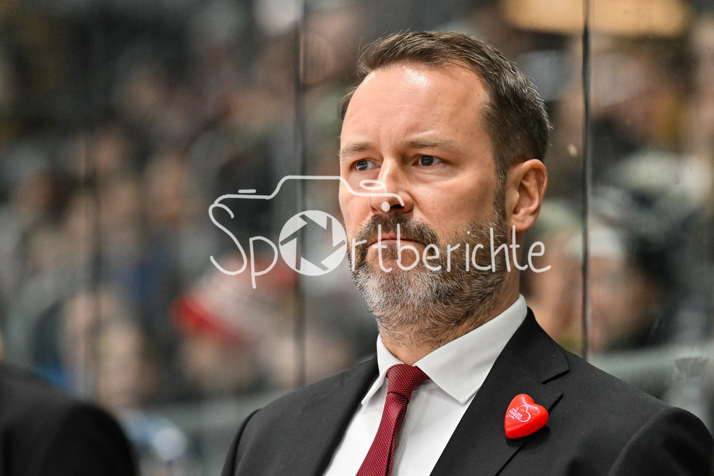 Augsburger Panther - ERC Ingolstadt | AUGSBURG, GERMANY - 12. DECEMBER: im Bild Thomas DOLAK CO-Trainer Augsburger Panther / Einzelfoto / Freisteller während dem Match zwischen den Augsburger Panthern und dem ERC Ingolstadt am 27. Spieltag der Penny DEL im Curt Frenzel Stadion
