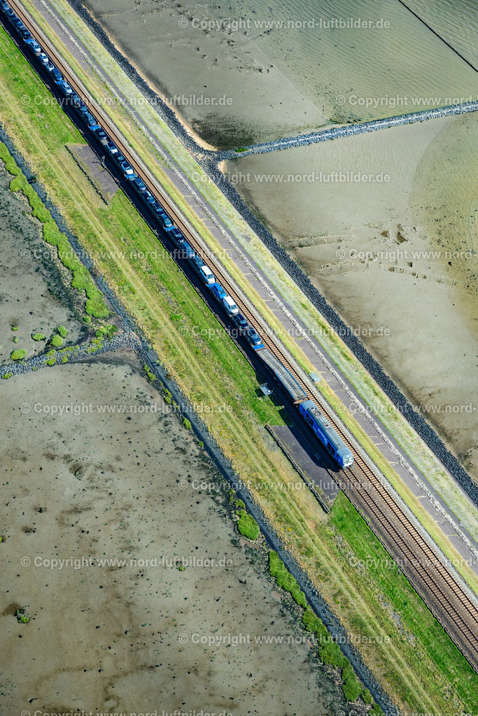 Sylt_Hindenburgdamm_Autozug_Blauer_Zug_ELS_0399130825 | SYLT 21.06.2025 Wattenmeer der Nordsee- Küste am Hindenburgdamm in Sylt im Bundesland Schleswig-Holstein. // Wadden Sea of North Sea Coast on Hindenburgdamm in Sylt in the state Schleswig-Holstein. Foto: Martin Elsen
