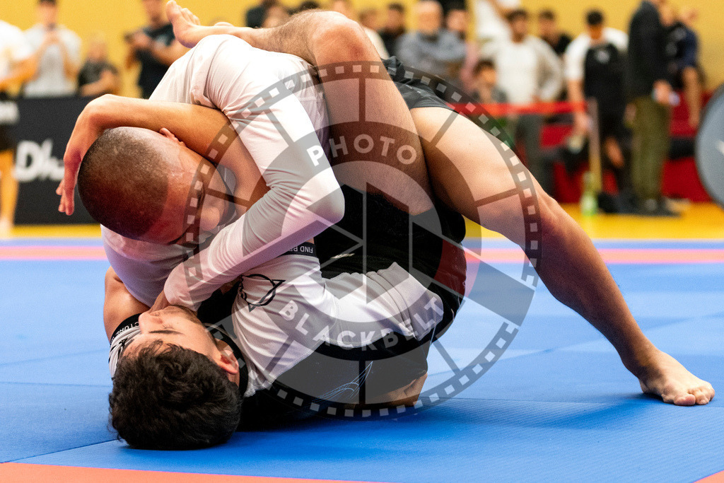 20231118PBB13259 | Fighters compete during the AJP Tour 600 Frankfurt Championship in Frankfurt/Main, Germany, on November 18, 2023.