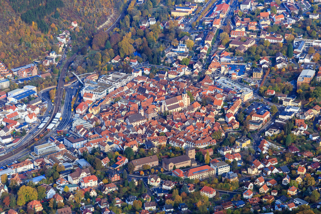 Luftbild: Ortskern mit Evangelische Stiftskirche St. Juliana in Mosbach im Bundesland Baden-Württemberg in Deutschland.Foto: IMG_112280.jpg vom 02.11.2018 durch Werner Riehm/FLY-FOTO.deAuflösung des Originals: 5295 x 3530 pxWWW.EVANG-STIFTSGEMEINDE-MOSBACH.DE