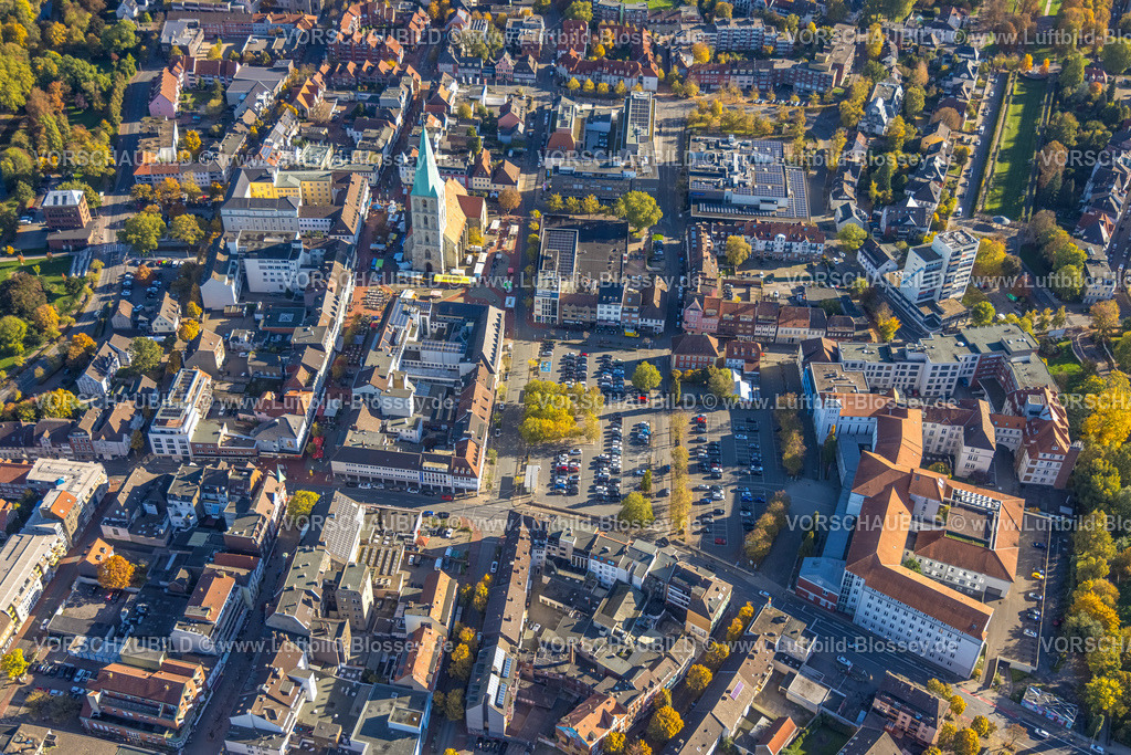 Hamm251001458 | Luftbild, City und evang. Pauluskirche, Wochenmarkt auf dem Marktplatz, Parkplatz Santa-Monica-Platz und herbstliche Bäume, Mitte, Hamm, Ruhrgebiet, Nordrhein-Westfalen, Deutschland