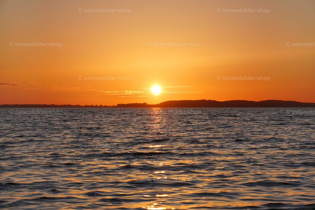 Sonnenuntergang über dem Jasmunder Bodden | Der Blick geht vom Gnever Ufer über den Großen Jasmunder Bodden zum Sonnenuntergang über den Banzelvitzer Bergen.