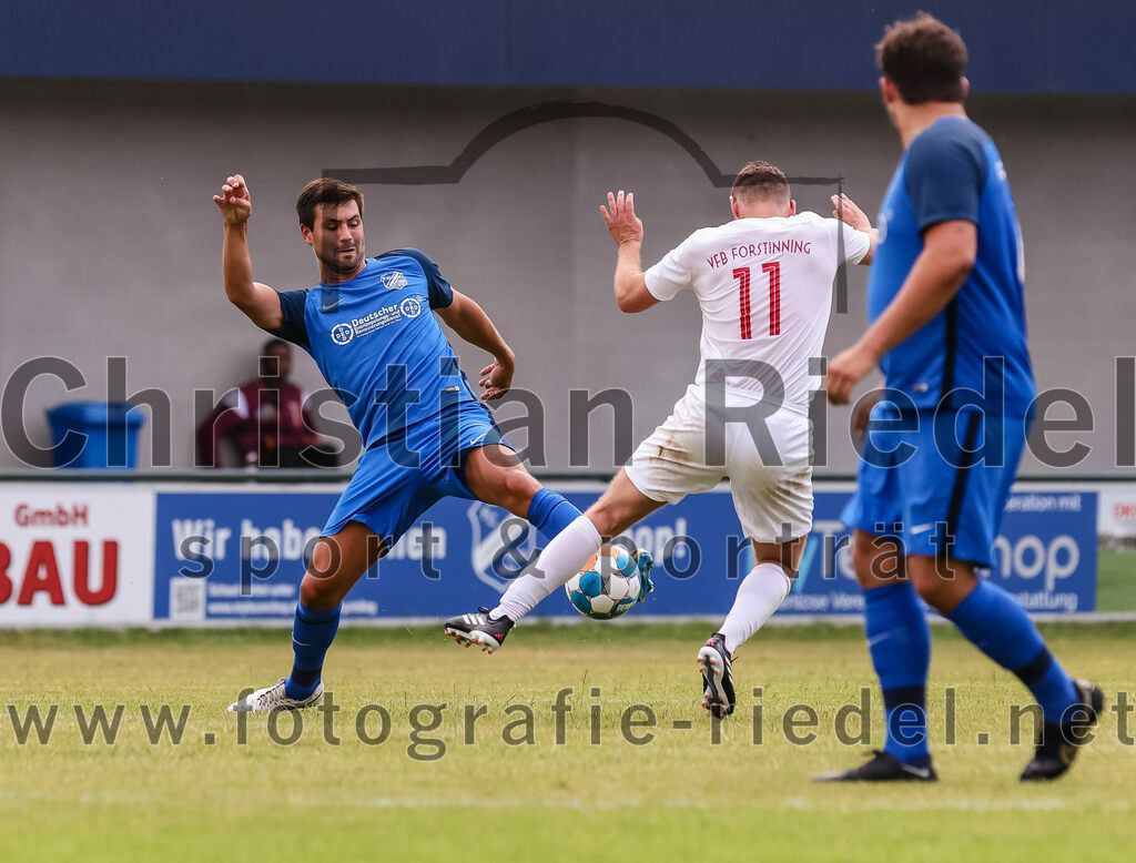 2023-06-30_074_FC_Langengeisling_gegen_VfB_Forstinning | Erding, Deutschland, 30.06.2023:
Fußball, Bezirksliga Oberbayern Ost 2023 / 2024, Testspiel, FC Langengeisling gegen VfB Forstinning, Endergebnis: 3:0

Kilian Stenzel (FC Langengeisling, #32), Niko Papatzimos (VfB Forstinning, #11)

Foto: Christian Riedel / fotografie-riedel.net