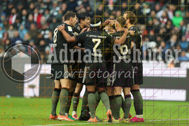 Borussia Mönchengladbach vs FC Bayern München - Bundesliga  | Mönchengladbach, Deutschland, 25.10.25:   Raphael Guerreiro (FC Bayern München) Torjubel, jubelt mit seiner Mannschaft nach dem Treffer zum 0:2 waehrend des Spiels der Bundesliga zwischen Borussia Mönchengladbach vs FC Bayern München im Stadion im Borussia Park(Foto von Brauer-Fotoagentur / Adrian Schlueter)