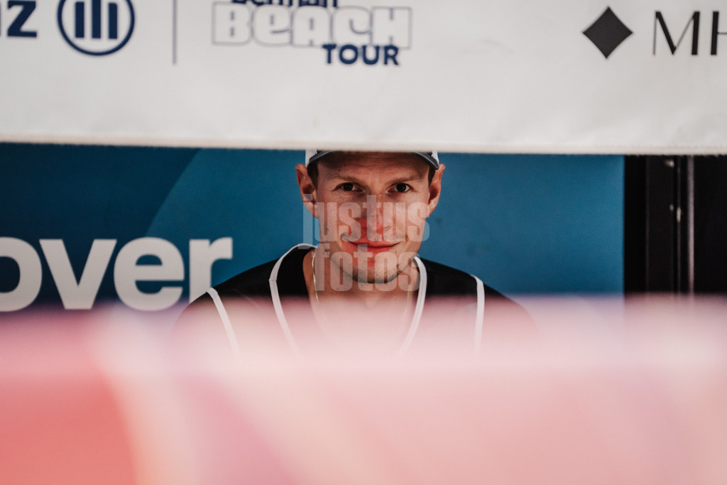 Beachvolleyball | Männer | Allianz German Beach Tour 2025 | Tourstop Bremen | 15.06.2025 | Robin Sowa auf der Spielerbank
