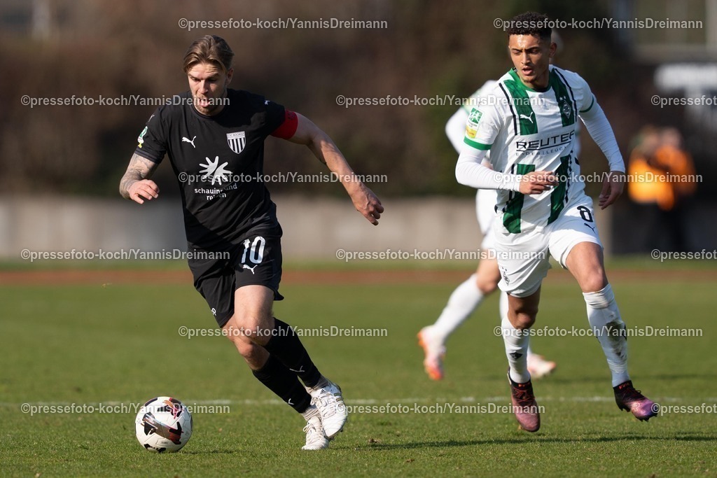 xYDR15032501068 | 15.03.2025, xydrx, Fußball, Borussia Mönchengladbach II (U23) - 1.FC Bocholt, Regionalliga West, Grenzlandstadion: Jan Holldack (1. FC Bocholt #10) Moustafa Moustafa (Borussia Moenchengladbach II #8)