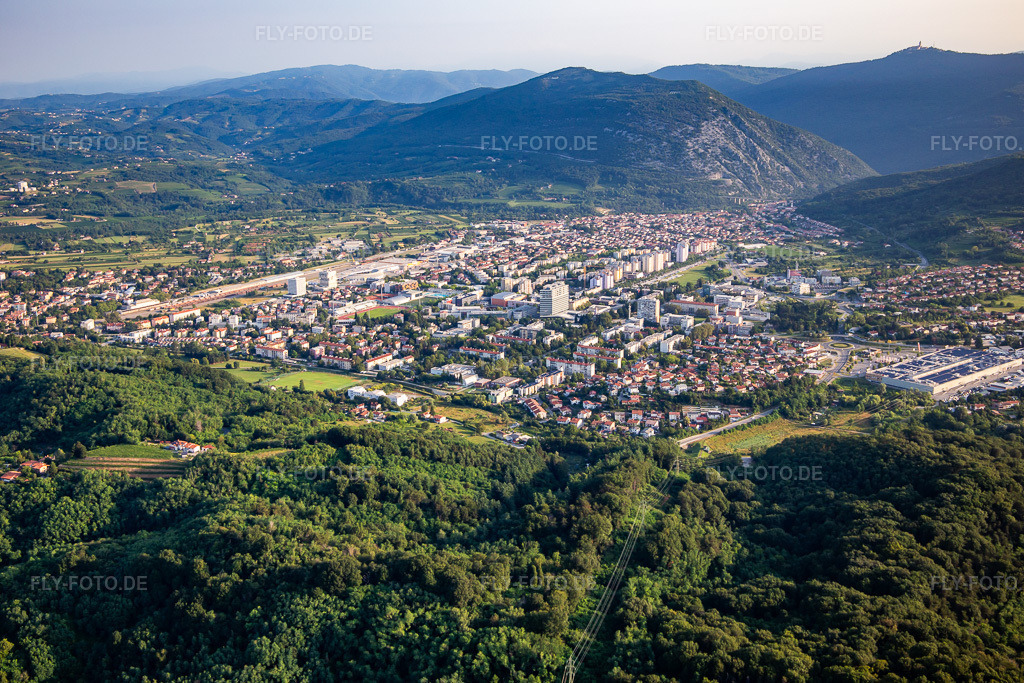 Luftbild: Innenstadt von Südosten in Nova Gorica im Bundesland Slowenien in Slowenien. Foto: IMG_137622.jpg vom 16.07.2023 durch Werner Riehm/FLY-FOTO.de
