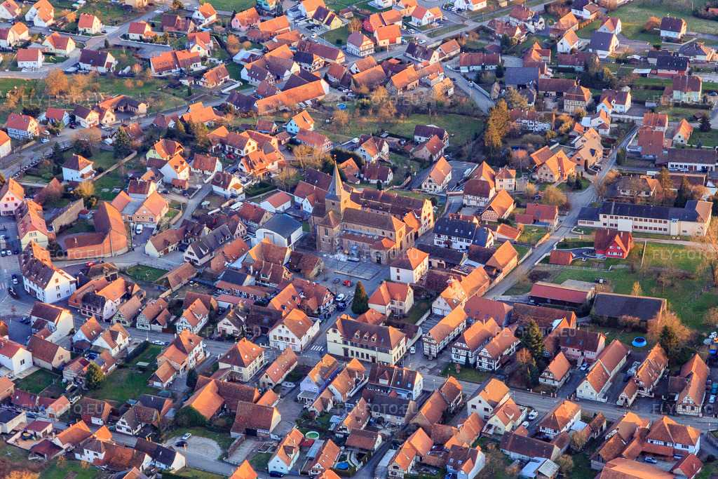 Vue aérienne: Centre du village avec Saint-Martin-et-Saint-Arbogast de Surbourg depuis le nord à Surbourg dans le département Bas Rhin, France – .Photo: IMG_105000.jpg prise le 21/03/2018 par Werner Riehm/FLY-FOTO.eu – Résolution de l'original: 5472 x 3648 px