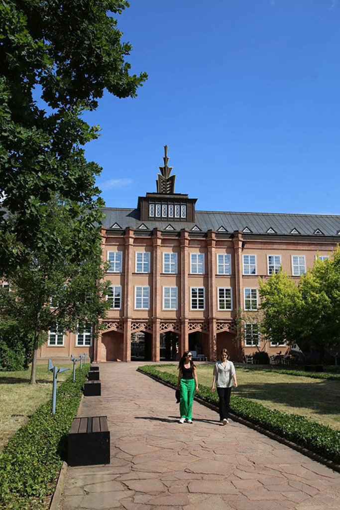 Foto: Leipzig - GRASSI Museum für Angewandte Kunst | Das Team hinter BILDLEXIKON LEIPZIG bündelt historische wie aktuelle Informationen über die Stadt Leipzig in Text und Bild auf einer Plattform und stellt diese der interessierten Öffentlichkeit zur Verfügung.