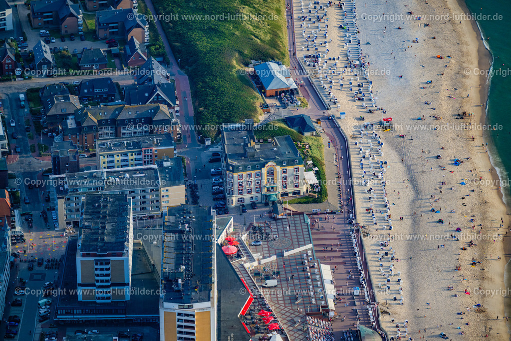 Sylt_Westerland_Hotel_Miramar_Strand_Promenade_Sonnenuntergang_ELS_7285130825 | SYLT 13.08.2025 Hochhaus- Gebäude der Hotelanlage " Hotel Miramar " an der Dünenstraße im Ortsteil Westerland in Sylt Nordsee - Insel im Bundesland Schleswig-Holstein, Deutschland. Weiterführende Informationen bei: Kreis Hotel GmbH & Co. KG. // High-rise building of the hotel complex " Hotel Miramar " on street Duenenstrasse in the district Westerland in Sylt North Sea Island in the state Schleswig-Holstein, Germany. Further information at: Kreis Hotel GmbH & Co. KG. Foto: Martin Elsen