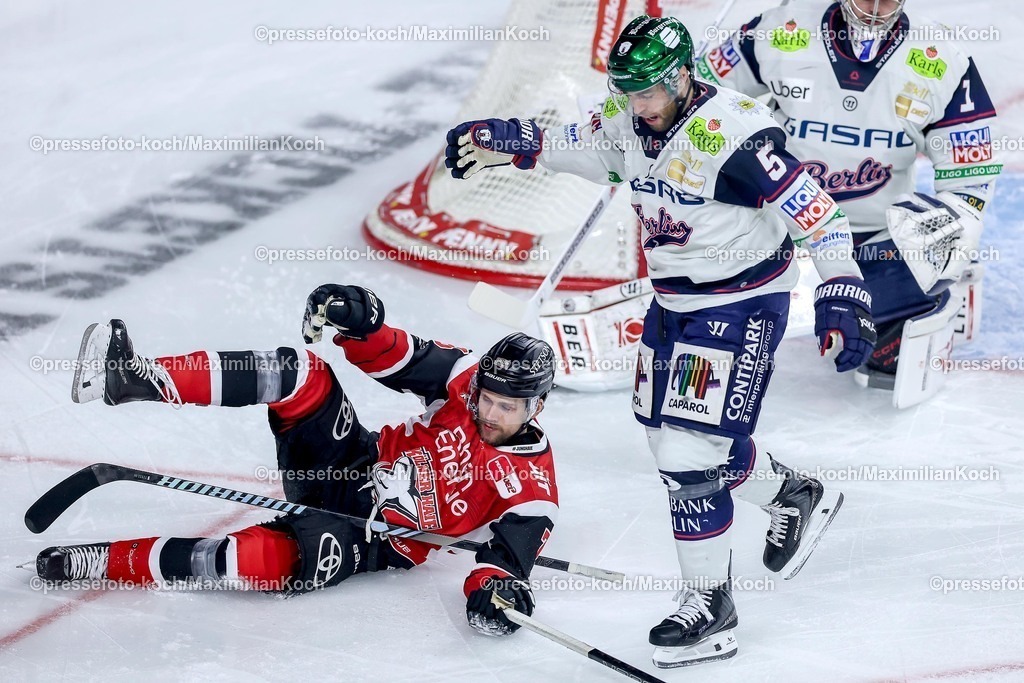 KEC20042601007 | 20.04.2026, Eishockey, DEL Halbfinale Play-Offs, Kölner Haie - Eisbären Berlin, Spiel 6, Lanxess-Arena Köln: Dominik Bokk (Kölner Haie #78) liegt rutschend auf dem Eis enttäuscht Enttäuschung neben Mitch Reinke (Eisbären Berlin #05) 