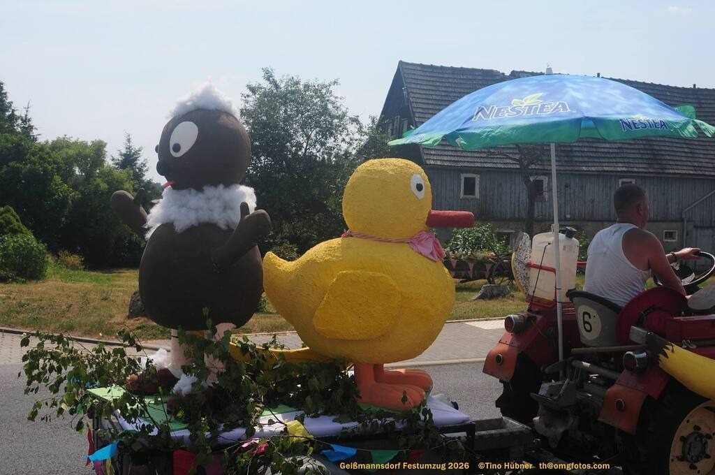 Geißmannsdorf-2026-Festumzug-145 | Festumzug in Geißmannsdorf bei Bischofswerda im Juni 2026. Fotografische Eindrücke und Momentaufnahmen vom Festumzug anläßlich des 800-jährigen Bestehens von Geißmannsdorf - mit Teilnehmern und Gästen, Strohpuppen und geschmückten Vorgärten und Grundstücken - Realisiert mit Pictrs.com