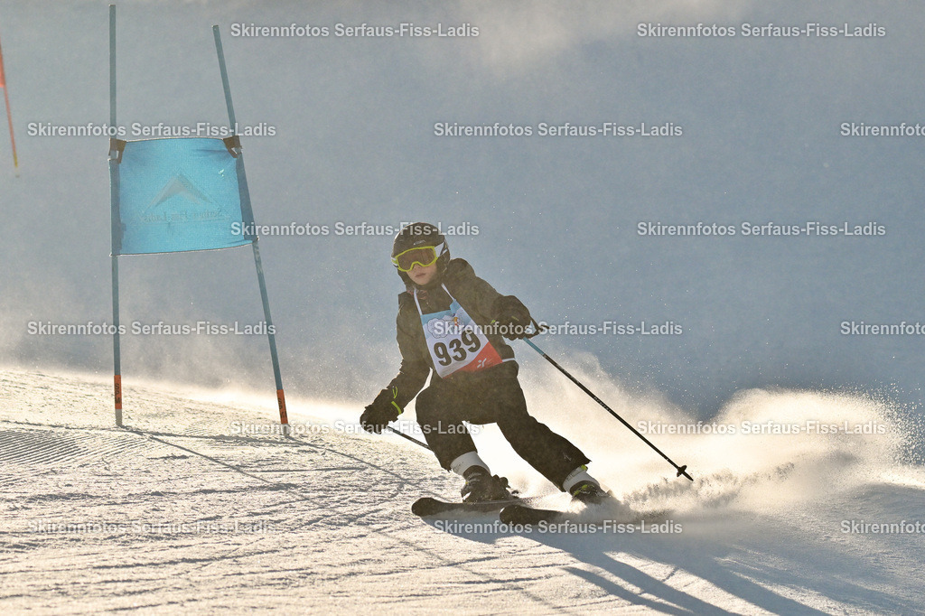 SRF_25.12.2025_0368 | Skirennfotos,Serfaus,Fiss,Ladis,Kinderskirennen,Winter,Tirol,Oberland,skirace,SFL,feelfree,weil wir's genießen,ski,Ski,skifahren,Sonnenplateau, - Realisiert mit Pictrs.com