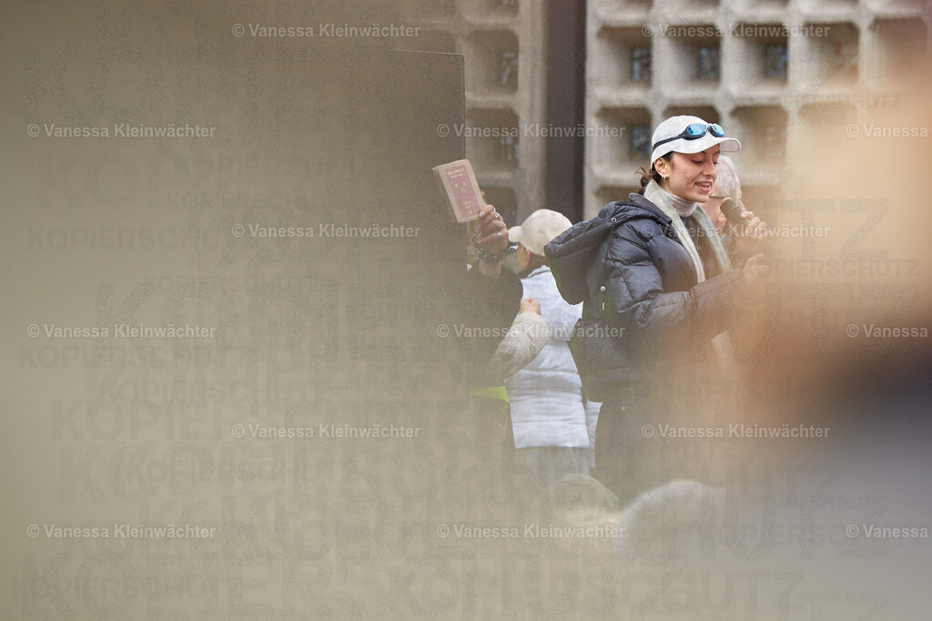 Wir sind alle Ekrem Imamoglu, Breitscheidplatz 30.03.2025 | Mehrere hundert Menschen demonstrieren am 30.03.2025 auf dem Berliner Breitscheidplatz für die Freilassung von Ekrem İmamoğlu sowie verhafteter Protestierender und für die Demokratie in der Türkei. Einige tragen Masken mit dem Gesicht des Istanbuler Bürgermeisters. - Realisiert mit Pictrs.com