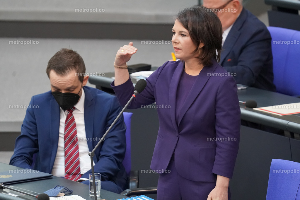 Annalena Baerbock am Mikrofon | Metropolico