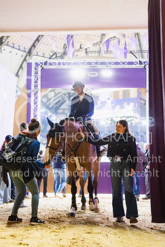 251221_IFRF_Jumping_GP-124 | Deine schönsten Turniermomente als professionelle Fotos! Entdecke hochwertige Pferdesport-Fotografie im Online-Shop. Jetzt Fotos finden & bestellen!