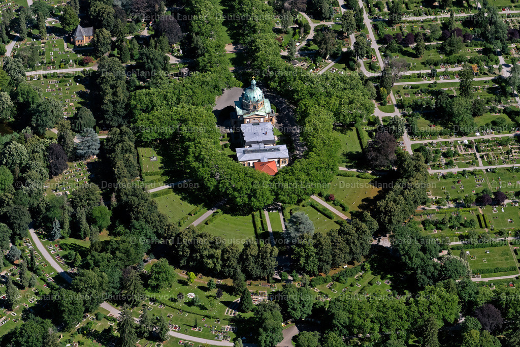 4033520 | FREIBURG IM BREISGAU 30.06.2020 Krematorium und Trauerhalle zur Beisetzung auf dem Gelände des Friedhofes an der Friedhofstraße im Ortsteil Stühlinger in Freiburg im Breisgau im Bundesland Baden-Württemberg, Deutschland. // Crematory and funeral hall for burial in the grounds of the cemetery on street Friedhofstrasse in the district Stuehlinger in Freiburg im Breisgau in the state Baden-Wuerttemberg, Germany. Foto: Gerhard Launer