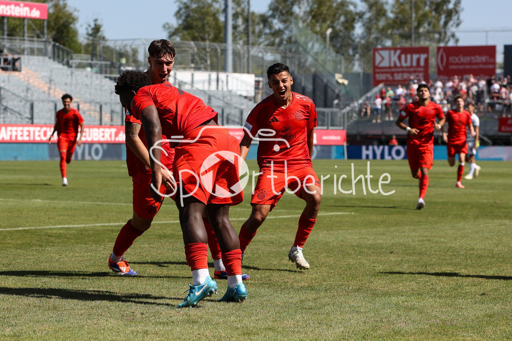 FC Würzburger Kickers - FC Bayern Amateure | Jubel nach dem Treffer zum 0-1 durch Nestory IRANKUNDA (FC Bayern München II #7) / Tor / Freude / Happy / Torschuetze / Flick Flack / Salto / Regionalliga Bayern: FC Würzburger Kickers - FC Bayern München II, AKON Arena am 24.08.2024