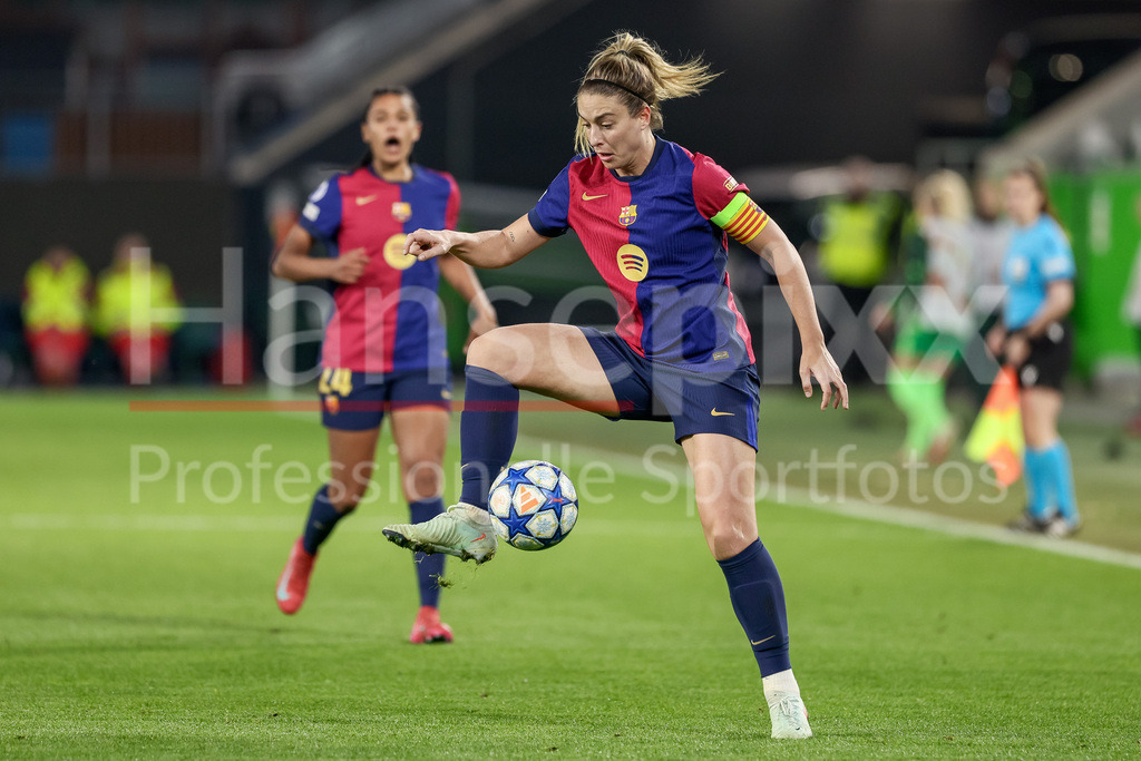 Fussball, UEFA Womens Champions League, VfL Wolfsburg - FC Barcelona | v.li.: Alexia Putellas (FC Barcelona, 11) am Ball, Einzelbild, Ganzkörper, Aktion, Action, Spielszene