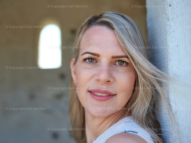 Karina | High End Portraits. Einzelportrait Paarportrait Gruppenportrait Künstlerportrait Bandportzait Bühnenfotografie Fashion Lifestyle Urbanlife  - Realisiert mit Pictrs.com