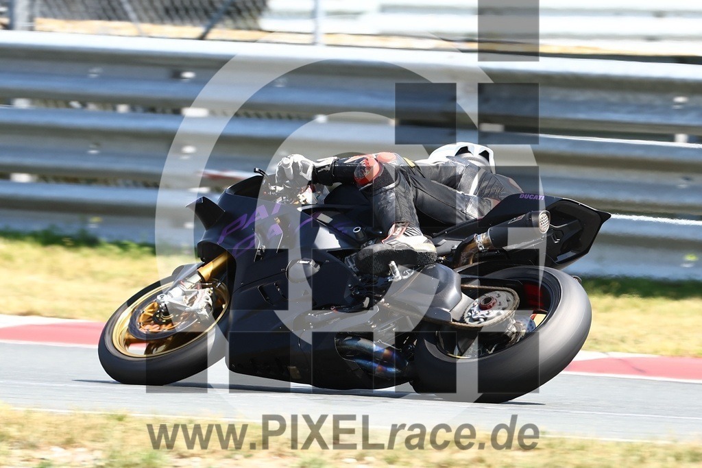 0565-20240720_02069 | Schöne Erinnerungen an spannende Momente - das festzuhalten ist unser Job. PIXELrace.de ist seit 2003 auf den Rennstrecken Europas unterwegs um die Action draußen beim Fahren und die wunderbare Stimmung imm Fahrerlager für euch einzufangen.