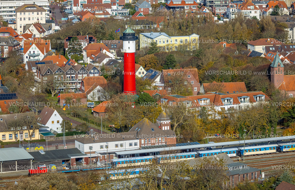 Friesland251106279Wangerooge | Luftbild, rot-weißer Alter Leuchtturm und Inselmuseum im Zentrum, DB-Bahnhof und Inselsbahn, Wangerooge, Norddeutschland, Ostfriesland, Niedersachsen, Deutschland