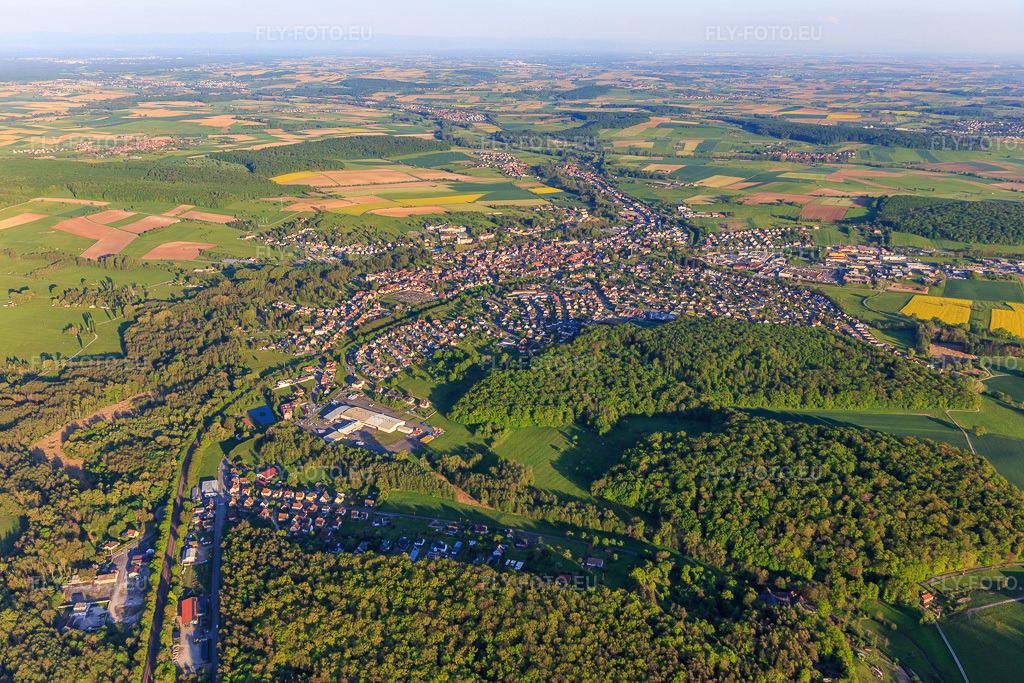 Vue aérienne: Vue d'une ville située en bordure des Vosges septentrionales, depuis le nord-ouest. à Ingwiller dans le département Bas Rhin, France. Photo: IMG_145825.jpg prise le 30/04/2025 par Werner Riehm/FLY-FOTO.eu – Résolution de l'original: 5472 x 3648 px