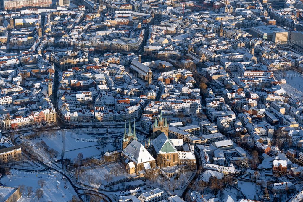 4045066 | ERFURT 14.02.2021 Winterlich schneebedeckte Kirchengebäude des Domes des Erfurter Dom im Ortsteil Altstadt in Erfurt im Bundesland Thüringen, Deutschland. Weiterführende Informationen bei: Kath. Pfarramt Dom St. Marien. // Wintry snowy church building of the cathedral of of Erfurter Dom in the district Altstadt in Erfurt in the state Thuringia, Germany. Further information at: Kath. Pfarramt Dom St. Marien. Foto: Gerhard Launer